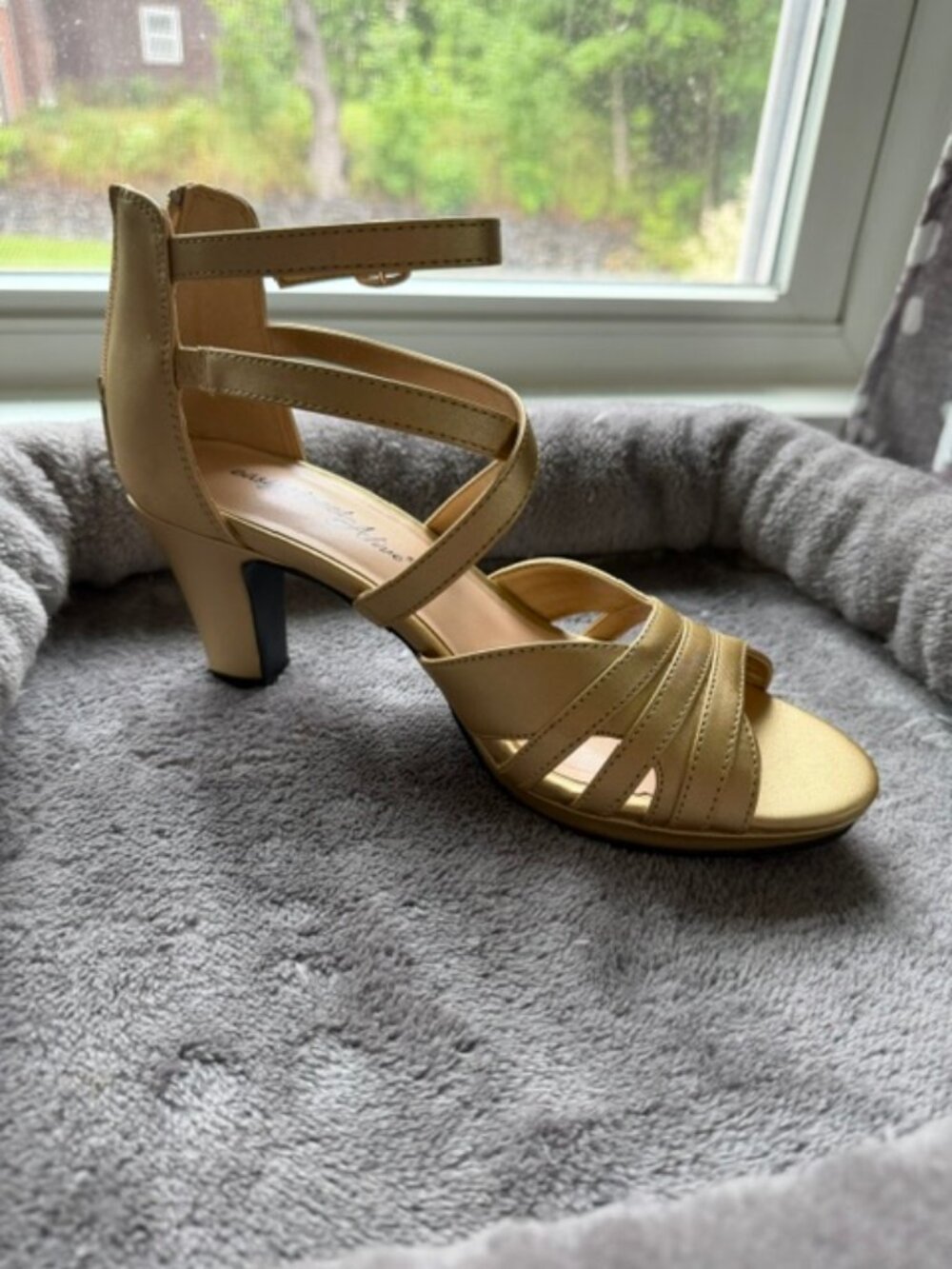 NIB Easy Street Crissa Strappy Heels 7.5 Gold Sheen